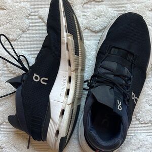 Women’s OnCloud Nova size 9.5